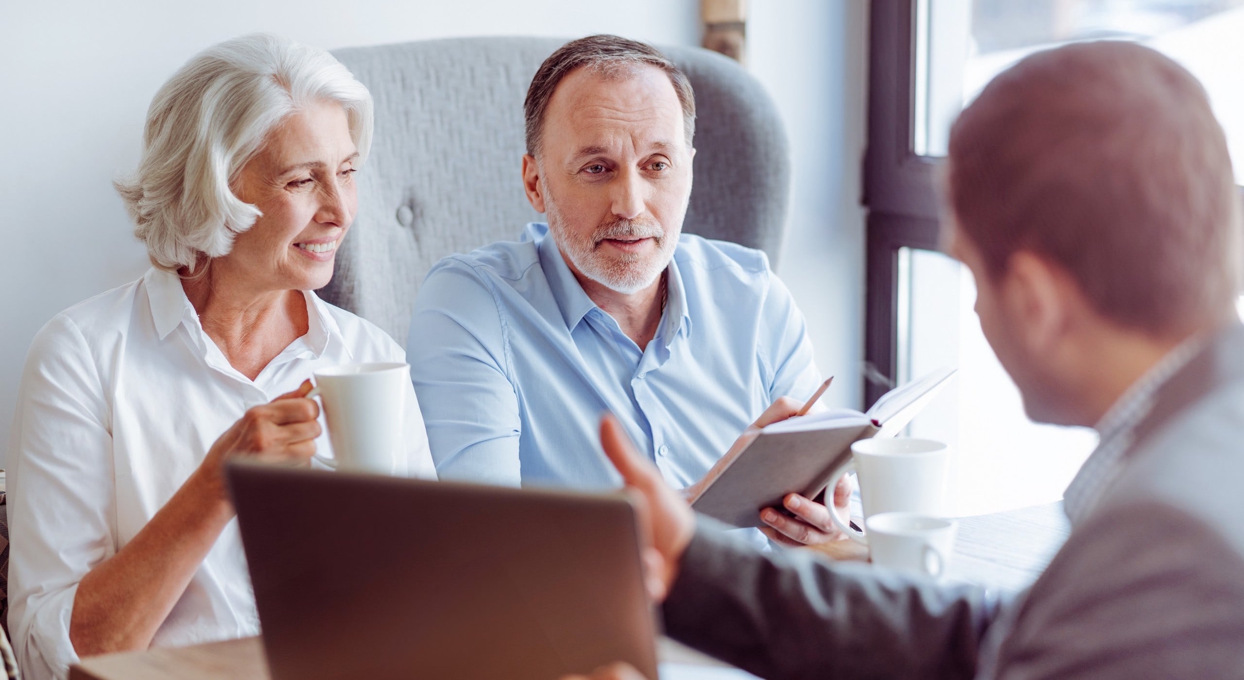 conseiller funeraire faisant une proposition